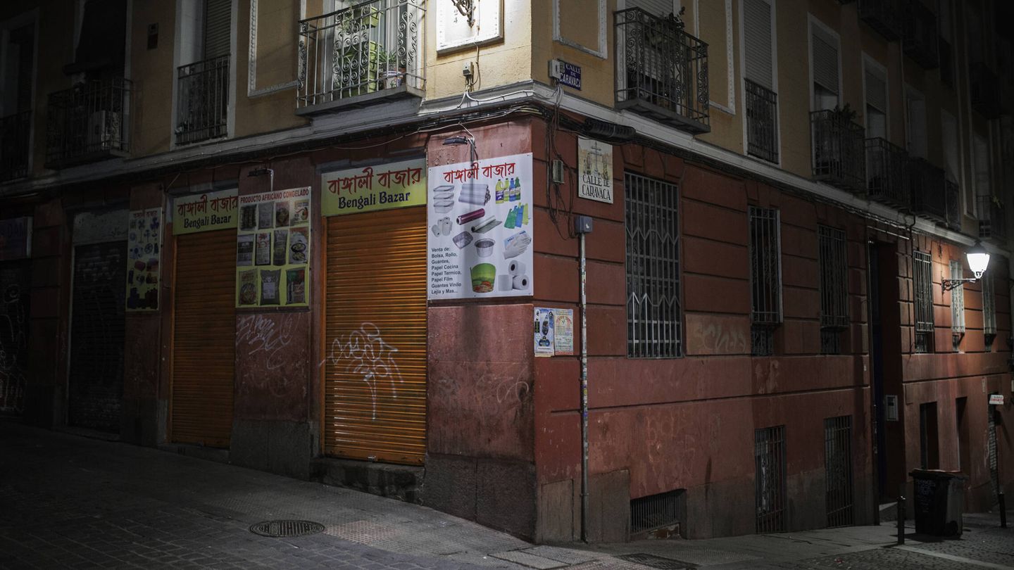 La esquina de la calle Caravaca con Amparo, el punto en el que, según los vecinos, B. vende droga. (A. M. V.)