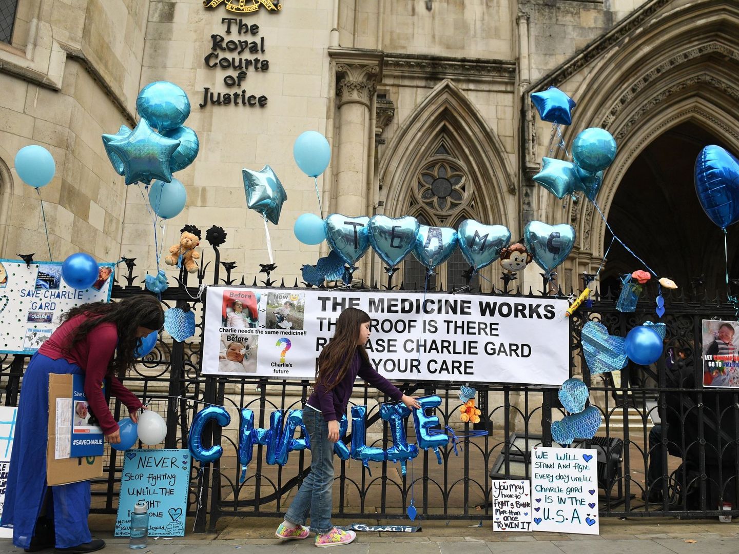 Varias personas que apoyaban la causa del bebé británico en estado terminal Charlie Gard, a la salida del Tribunal Supremo en Londres esta semana. (EFE)