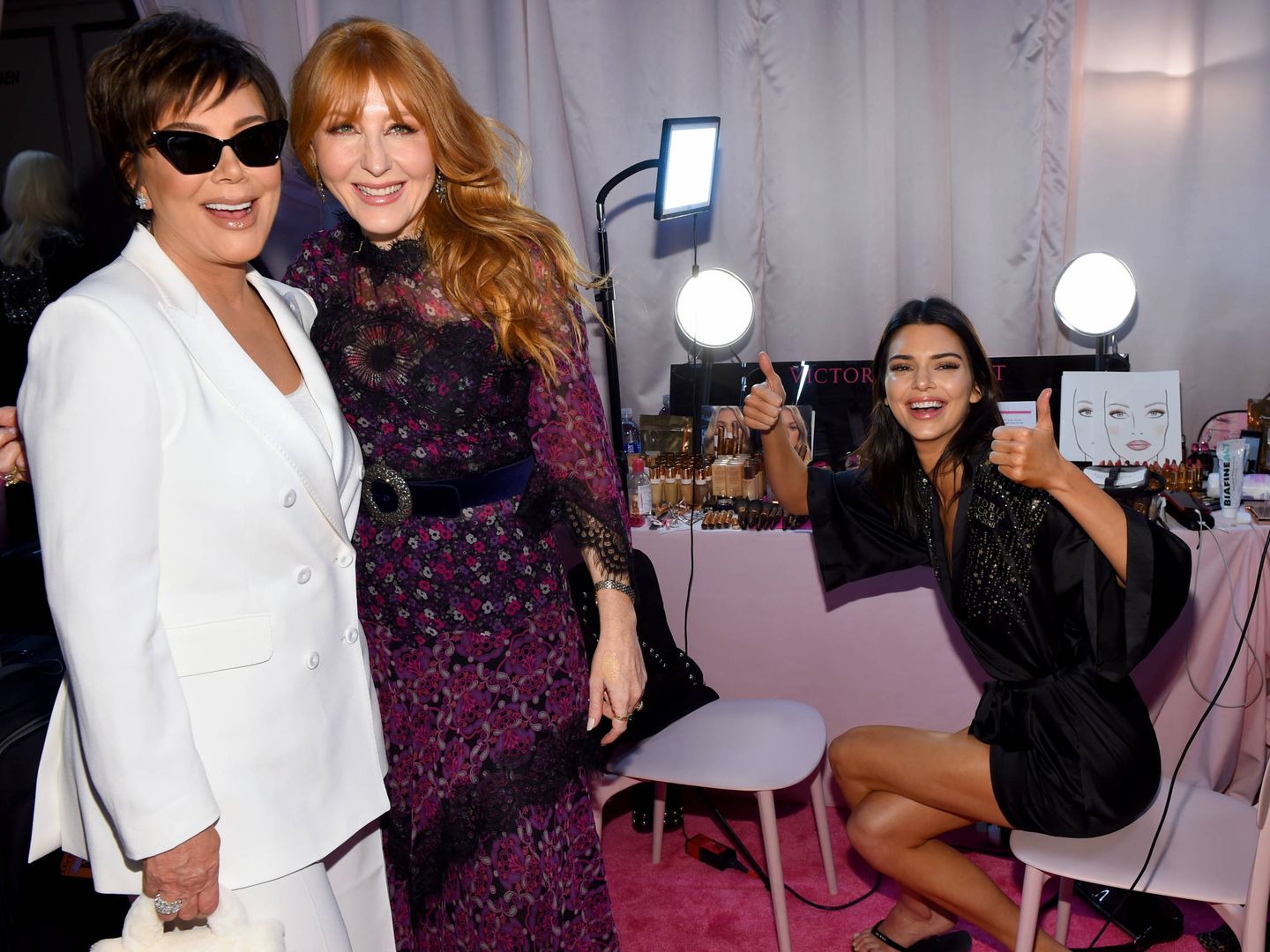 Charlotte Tilbury, con Kris Jenner, la matriarca y creadora del clan Kardashian,  y Kendall Jenner. (Getty)