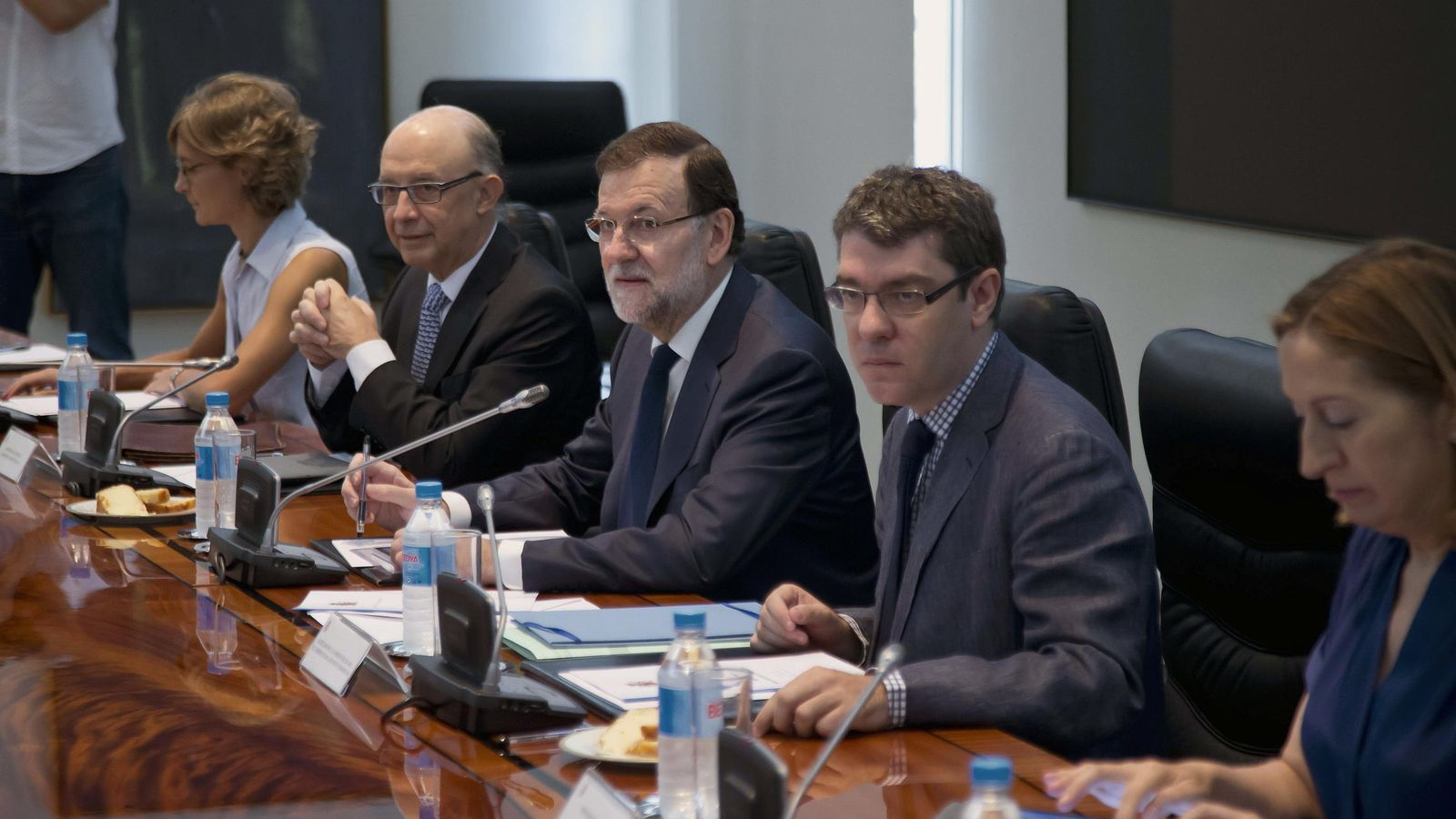 Foto: El director de la Oficina Económica del presidente del Gobierno, Álvaro Nadal (2d), junto a la ministra de Fomento, Ana Pastor (d). (EFE)