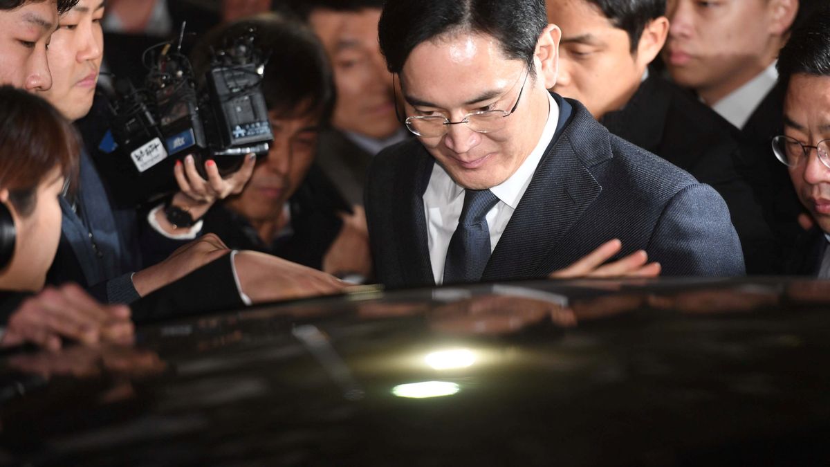 Corrupción, chantajes y arrestos: el otro escándalo que amenaza el futuro de Samsung 