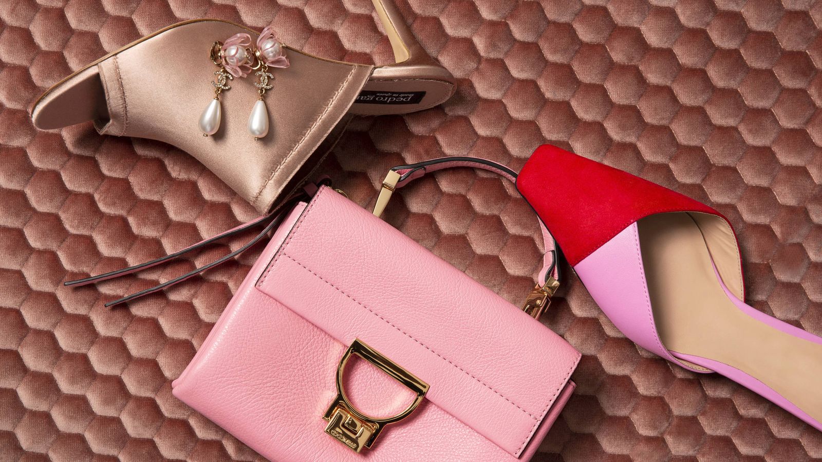 Foto: Bolsos, zapatos y joyas. Todos los accesorios que necesitas para dar un toque romántico a tus looks están aquí. (Olga Moreno)