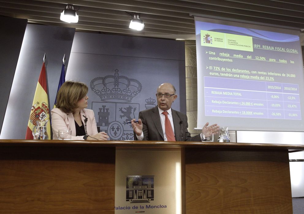 Foto: Sáenz de Santamaría y Montoro, tras el Consejo de Ministros. (Efe)