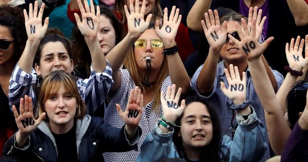 Foto: Más de un millar de personas se manifiestan ante el Ayuntamiento de Valencia en protesta por la sentencia contra los cinco jóvenes integrantes de La Manada. (EFE)