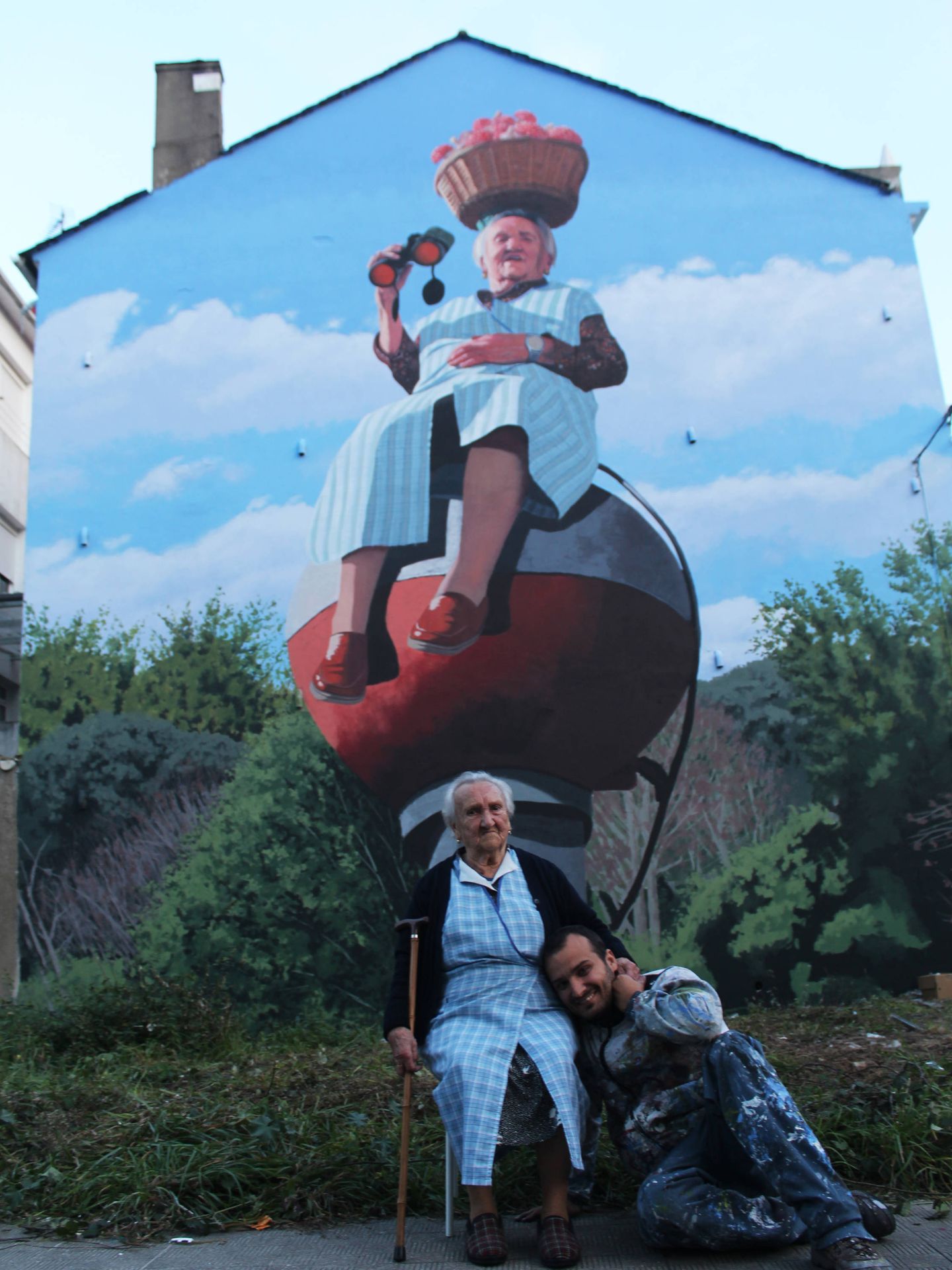 Carmen y Joseba posando junto al mural 'Carmen a da depuradora, Lady Falcon' (Joseba Muruzábal) 