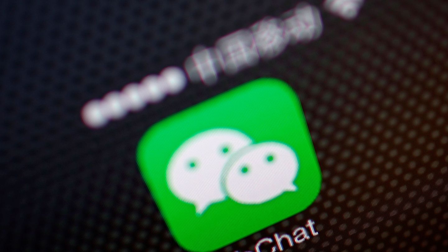 Las mafias utilizan la aplicación de mensajería WeChat para contactar con las familias (Reuters/Petar Kujundzic)