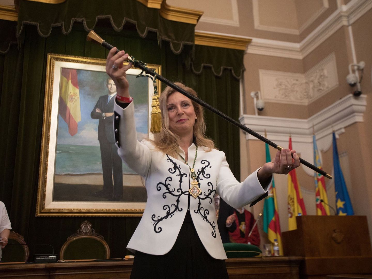 La alcaldesa de Castellón, Amparo Marco, muestra la vara de mando tras haber sido reelegida por mayoría absoluta. (EFE)