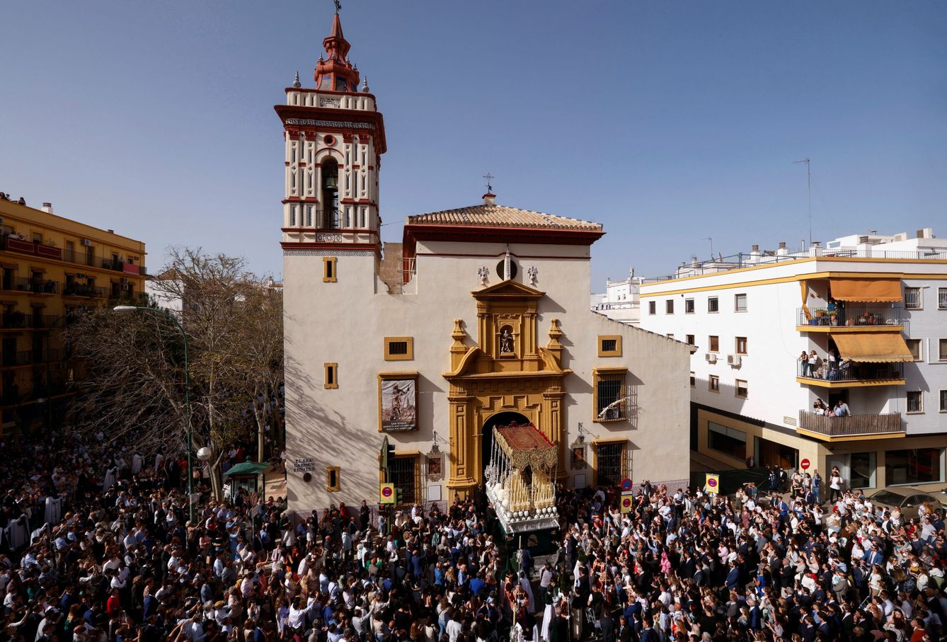 Salida de San Roque este Domingo de Ramos en Sevilla. (Reuters)