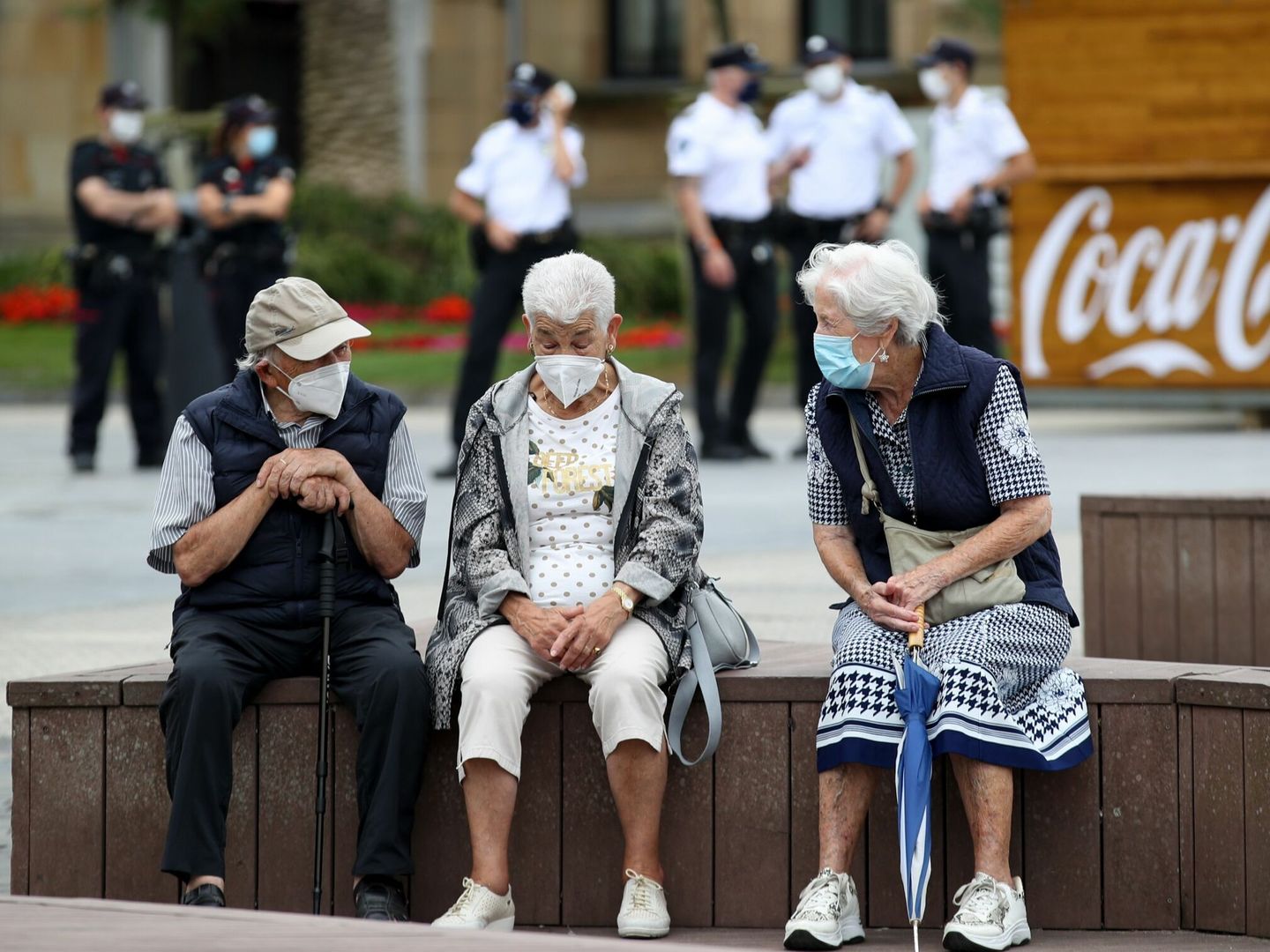 Tres personas mayores en Donosti. (EFE/Juan Herrero)