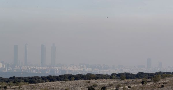 Foto: Vista general de la contaminación en Madrid caoital. (EFE)