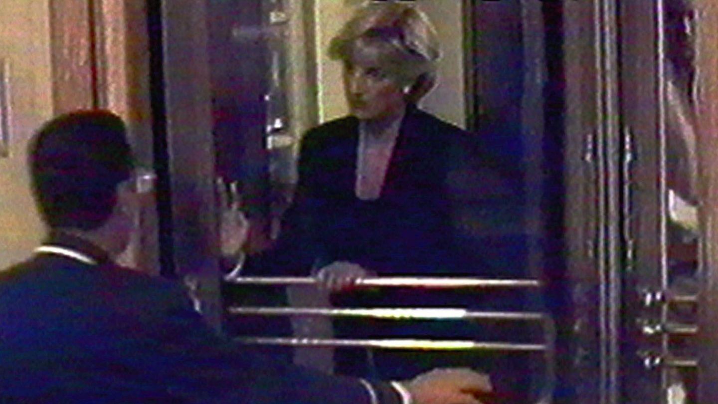 Lady Di saliendo del hotel Ritz antes de sufrir el accidente de coche. (Imagen captada por un vídeo de seguridad, AP Photo/APTV)