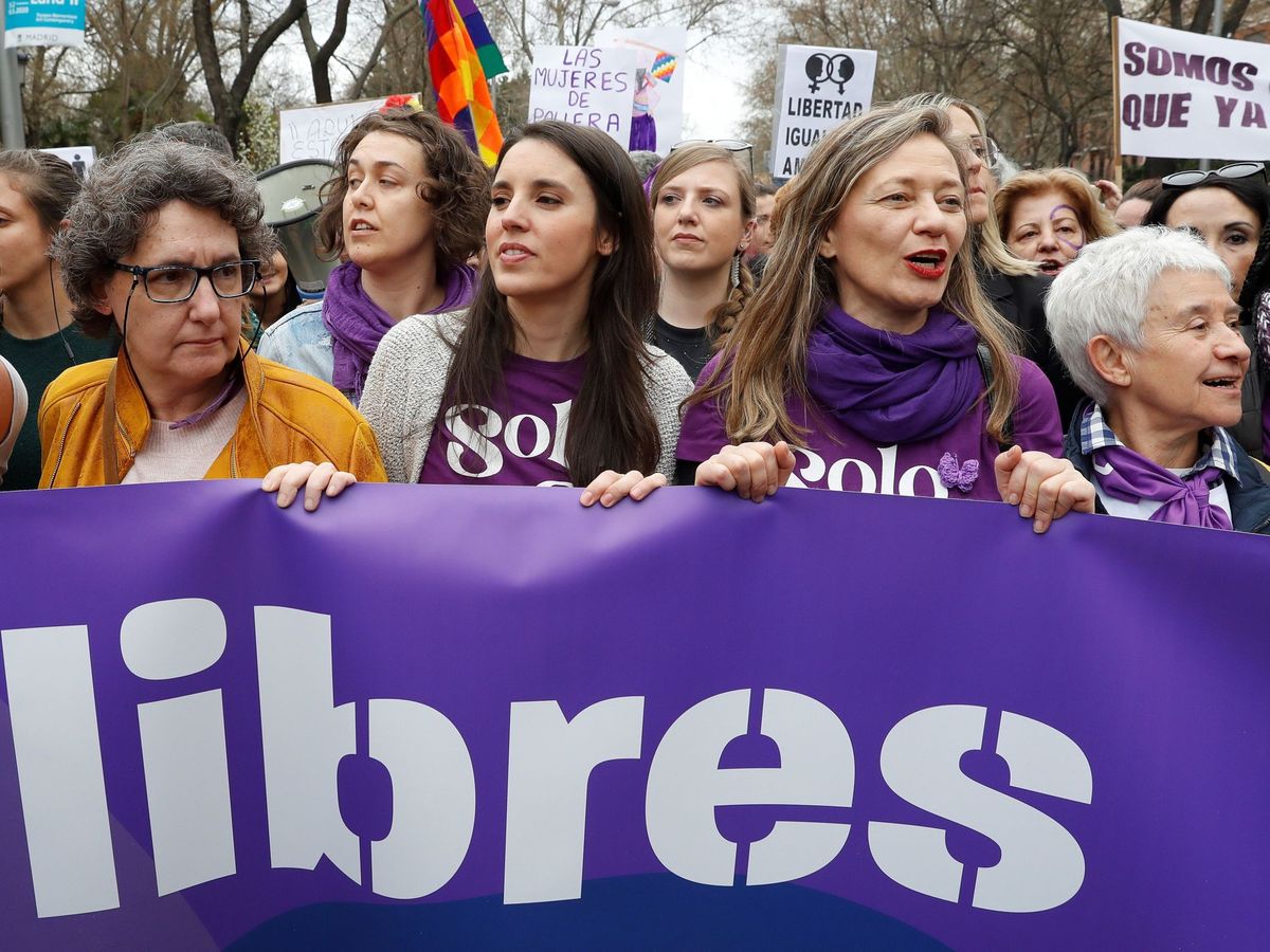 Foto: Irene Montero, ministra de Igualdad, junto a Beatriz Gimeno, Victoria Rosell y Boti García, el pasado 8 de marzo. (EFE)