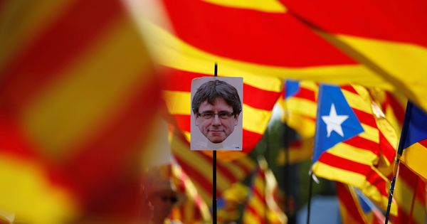 Foto: Un manifestante sostiene un retrato del 'expresident' Carles Puigdemont. (Reuters)