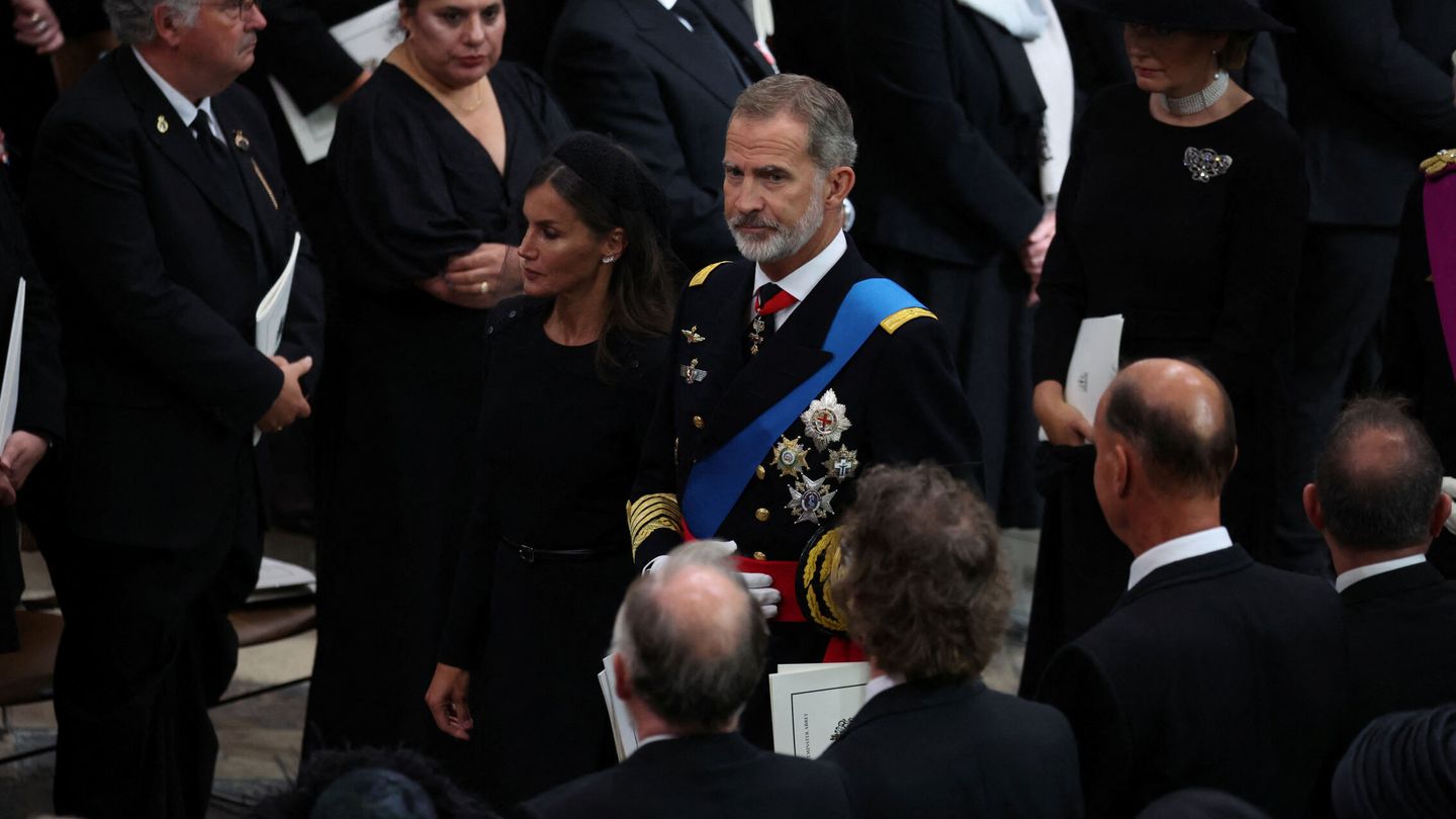 Los reyes Felipe y Letizia, a su llegada a la abadía de Westminster. (Reuters/Pool/Phil Noble)