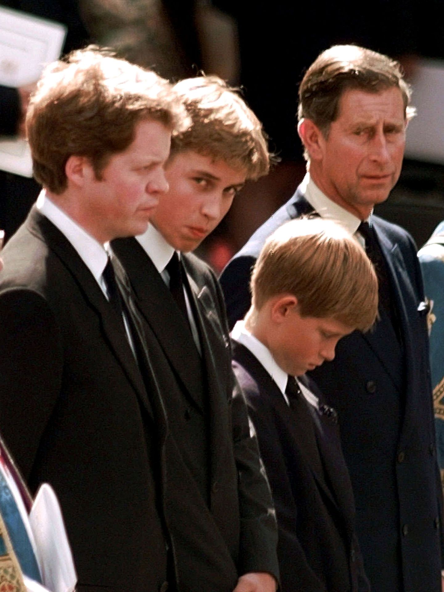 Guillermo y Harry, con su padre y su tío en el funeral de su madre. (Reuters)