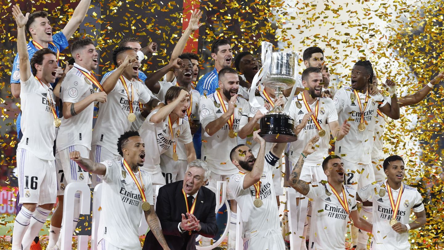 El Real Madrid celebra la Copa del Rey ganada ante Osasuna. (EFE/Julio Muñoz).