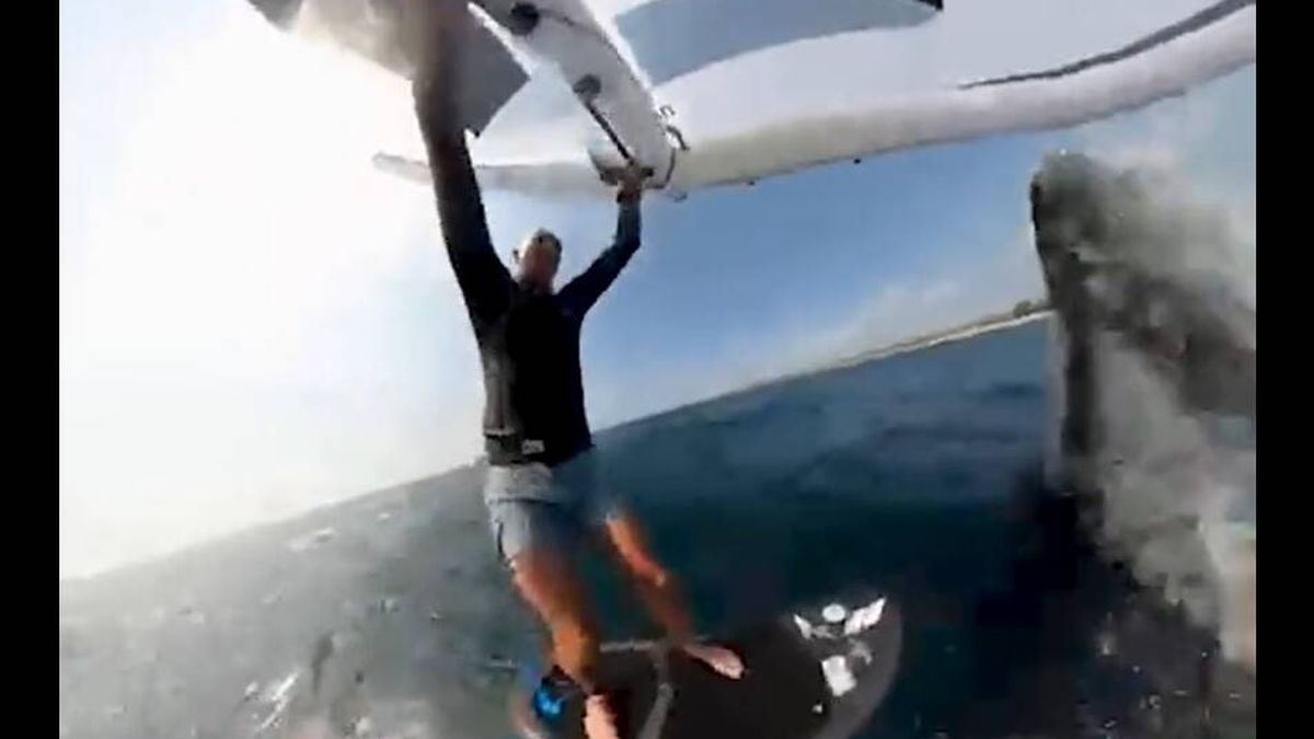 Hace wind surf en Australia y su cámara graba el increíble placaje de una ballena