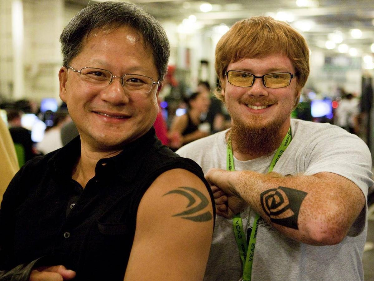 Foto: Jensen Huang luciendo un tatuaje con el logotipo de Nvidia (Facebook/Nvidia)