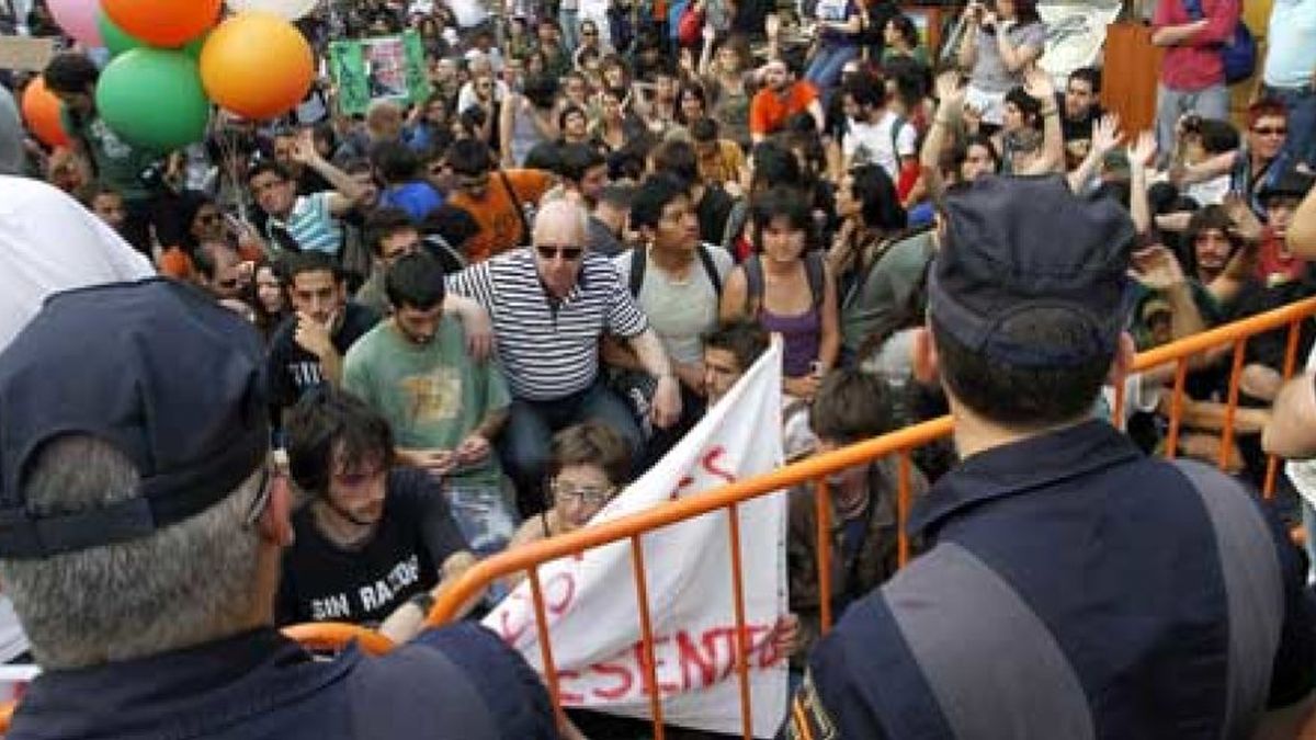 La Policía carga contra los indignados concentrados frente a las Corts valencianas