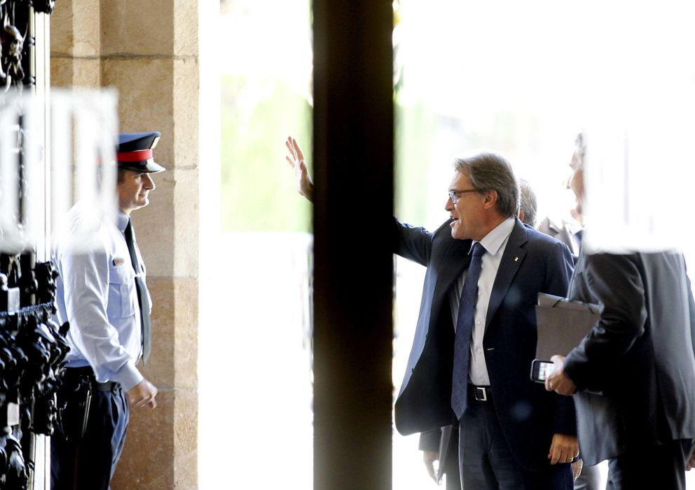 Foto: El presidente de la Generalitat, Artur Mas, saluda a unos simpatizantes. (EFE)
