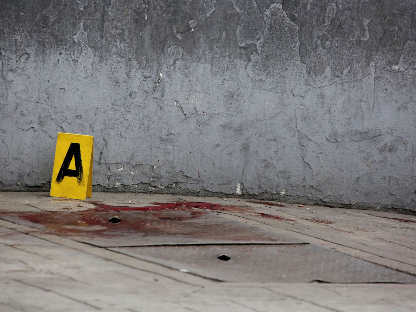 La escena del crimen marcada por la policía científica venezolana. (EFE)
