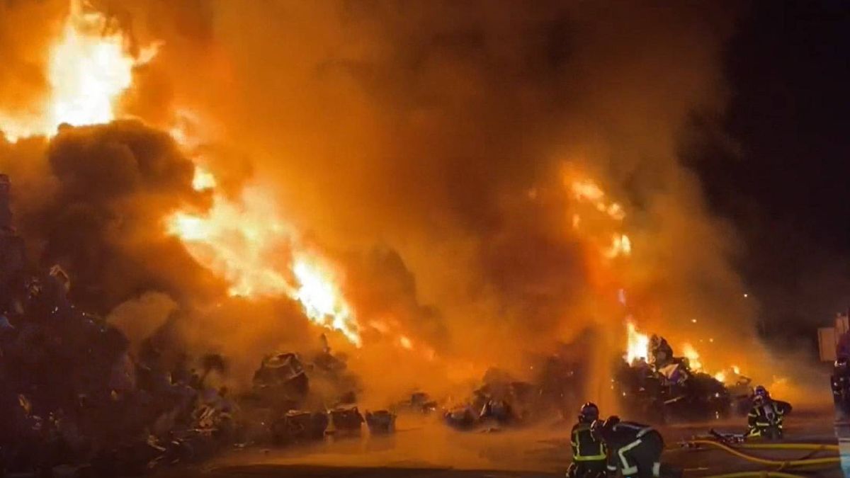 Un gran incendio en una chatarrería de Leganés se salda sin heridos ni intoxicados