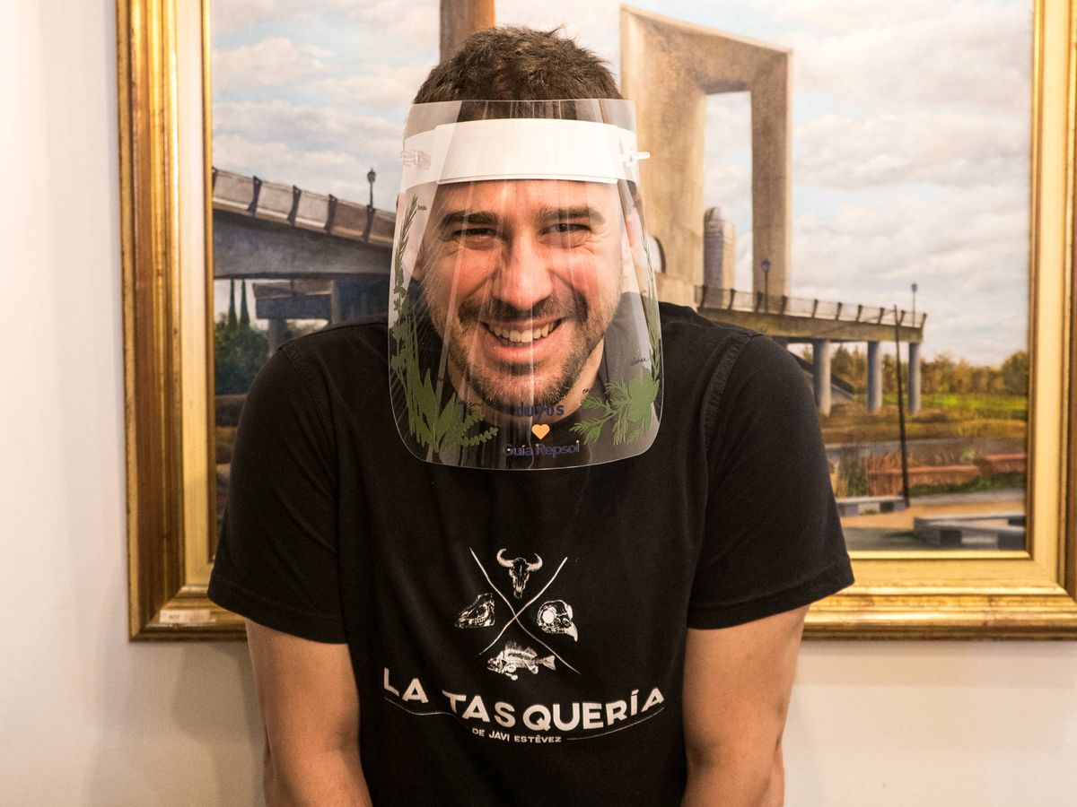 Foto: Javi Estévez, de La Tasquería, con la pantalla facial.