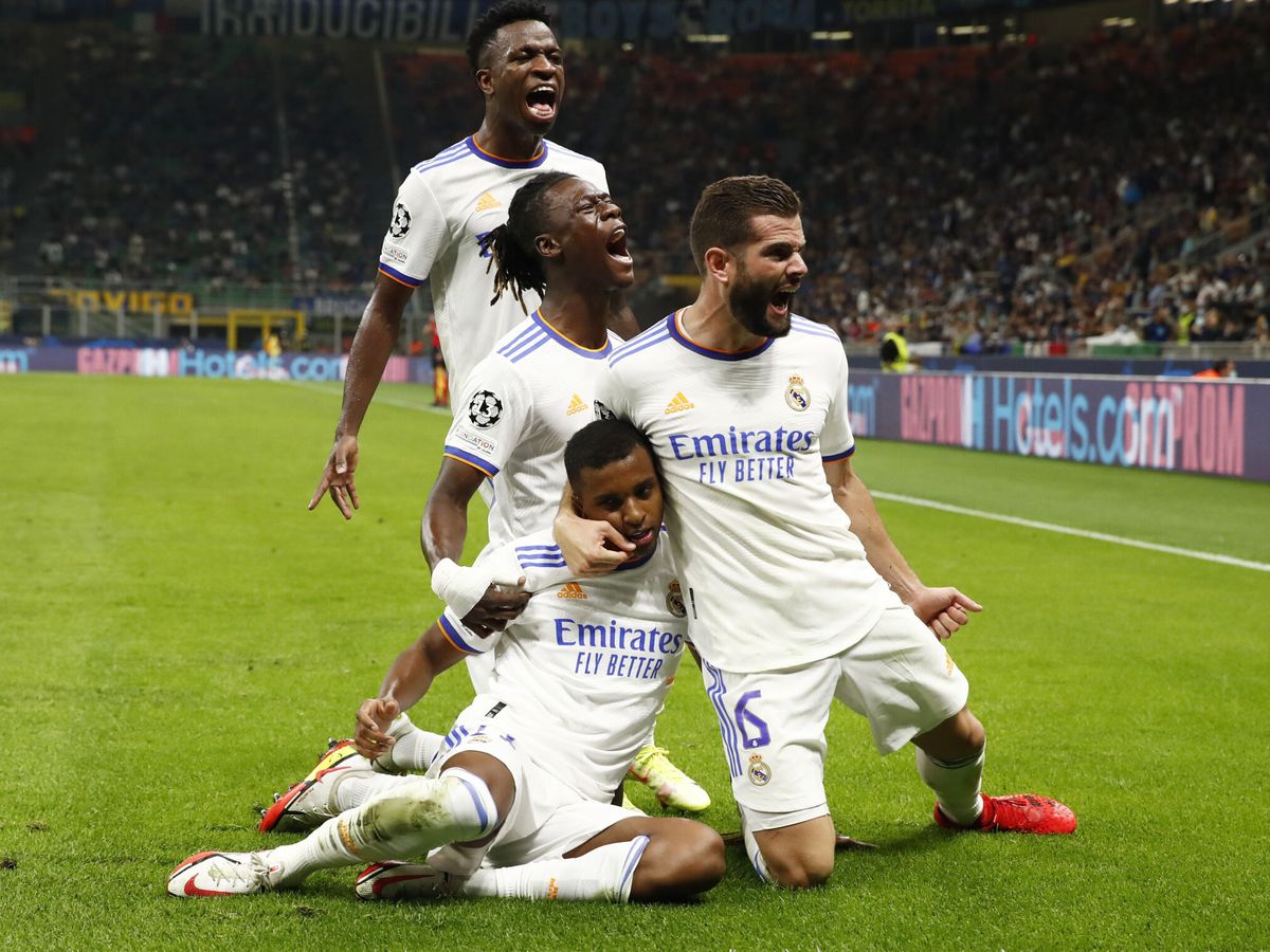Foto: Rodrygo, Vinicius, Camavinga y Nacho celebran el gol contra el Inter de Mián. (Efe)