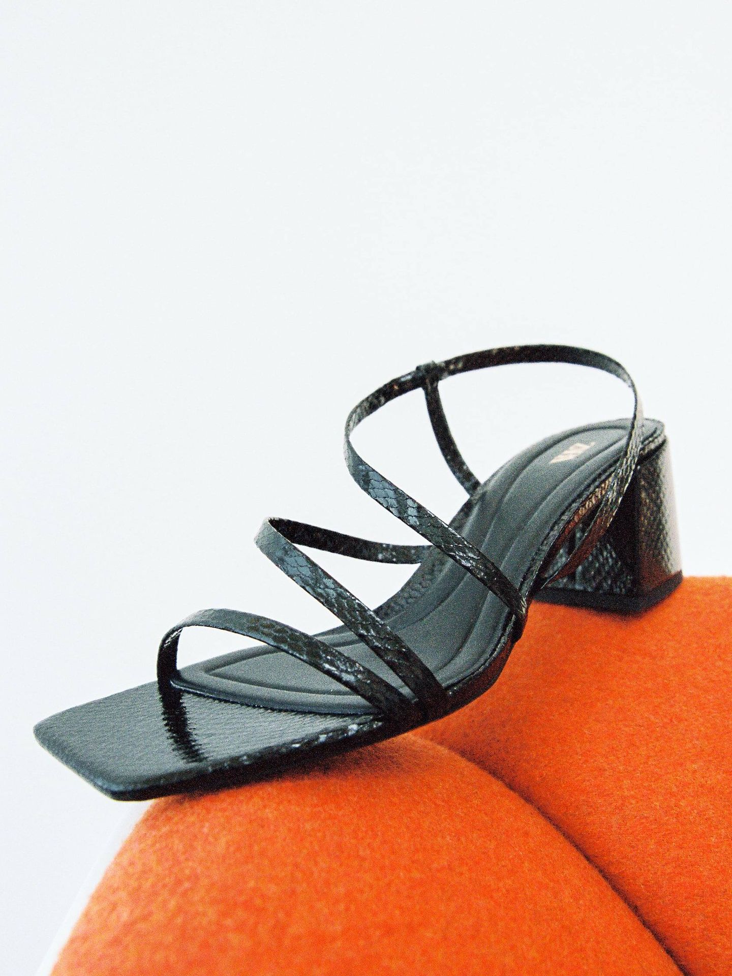 Sandalia con tacón ancho de Zara. (Cortesía)