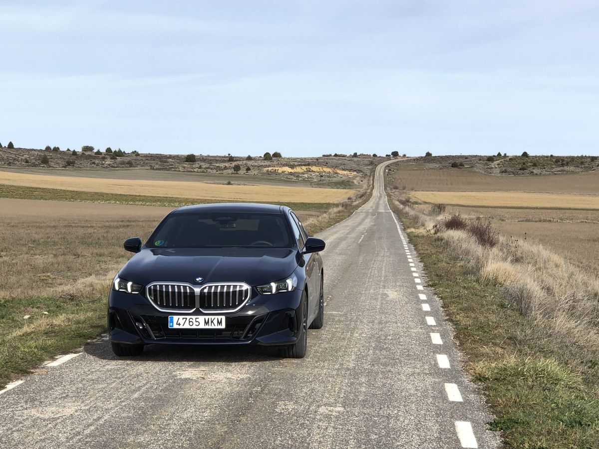 Foto: Un BMW 520d de motor diésel, en una carretera de Soria.