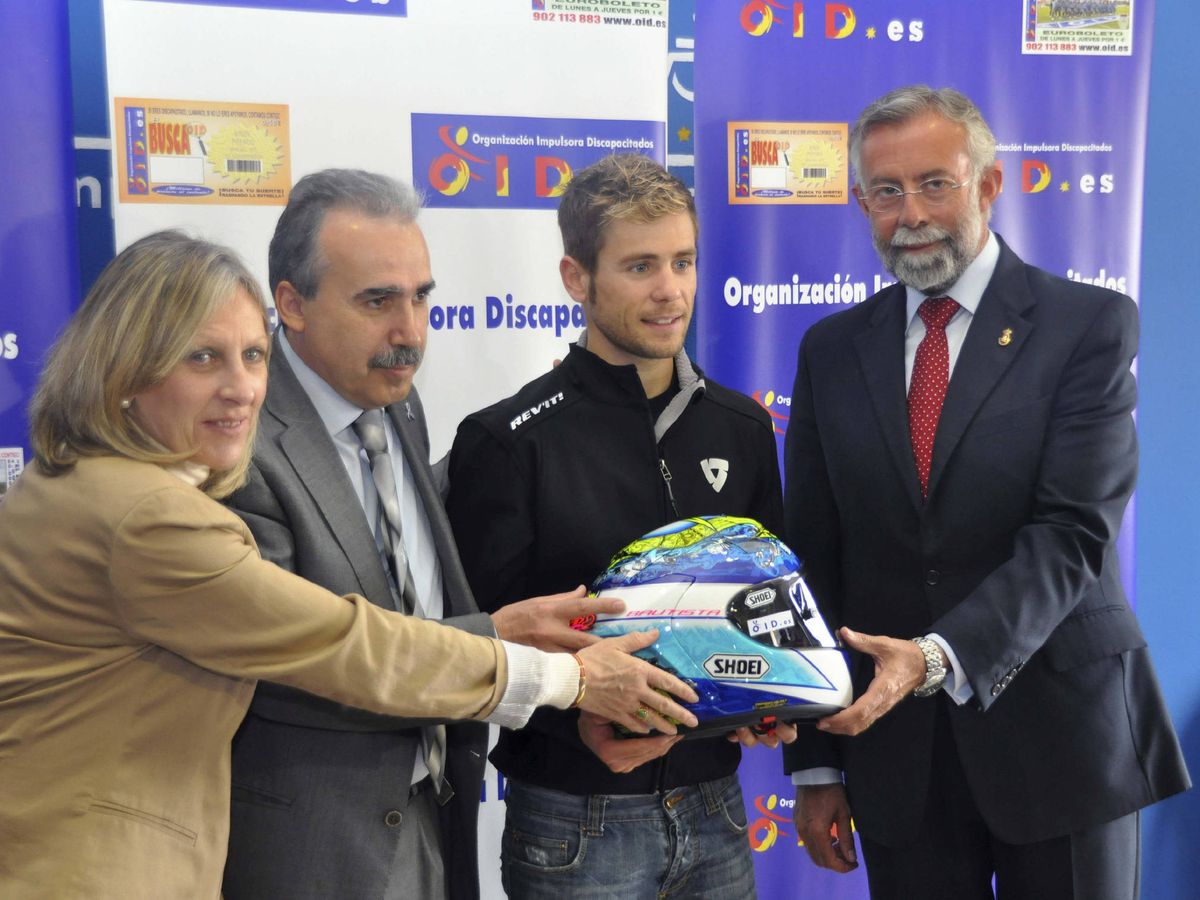 Foto: El expresidente de la OID Dionisio González Otero (segundo por la izquierda) y el piloto de MotoGP Álvaro Bautista, en 2012. (EFE)