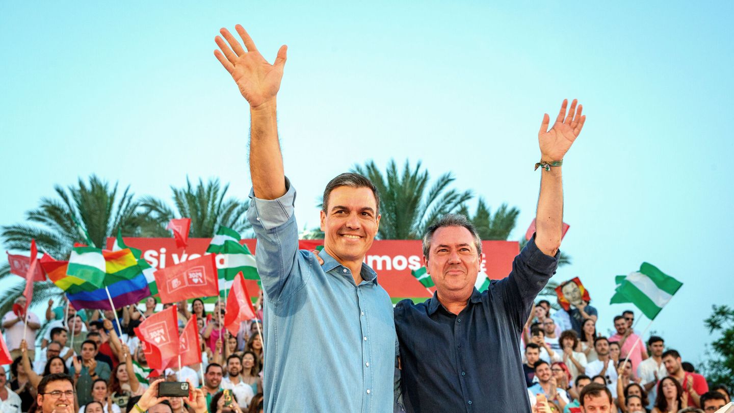 Pedro Sánchez y Juan Espadas, en un mitin de la campaña del 19-J. (EFE/Julio Muñoz)