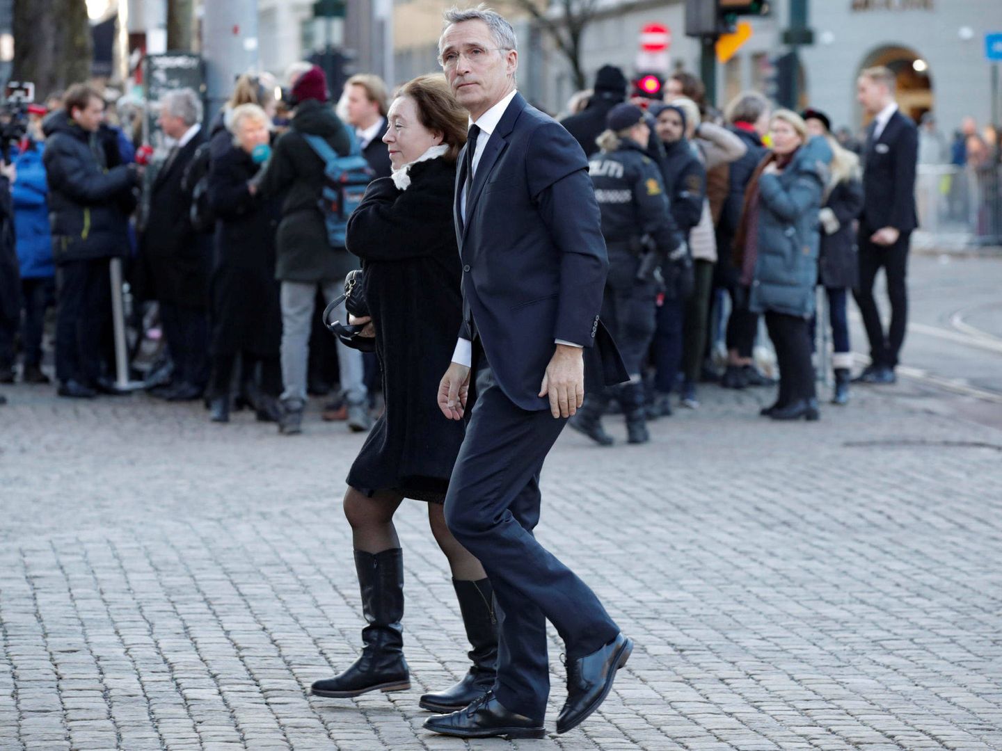 Jens Stoltenberg e Ingrid Schulerud, llegando al funeral de Ari Ben. (Reuters)