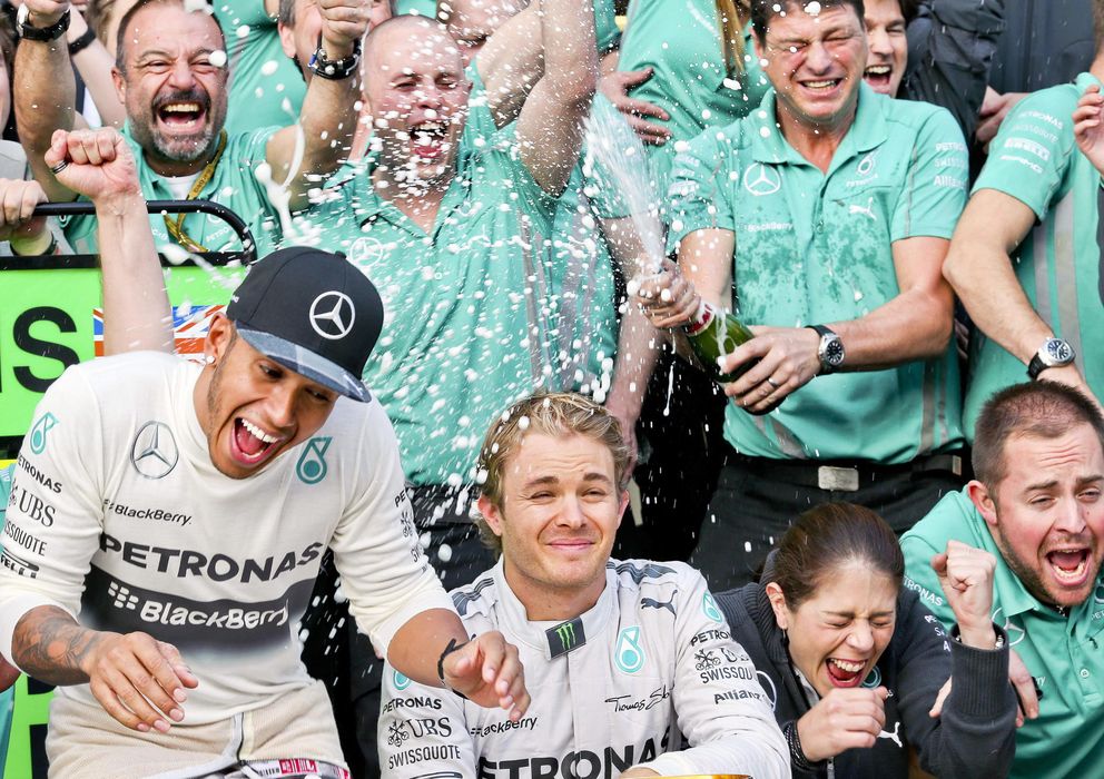 Foto: Lewis Hamilton y Nico Rosberg celebrando su décimo doblete del año.