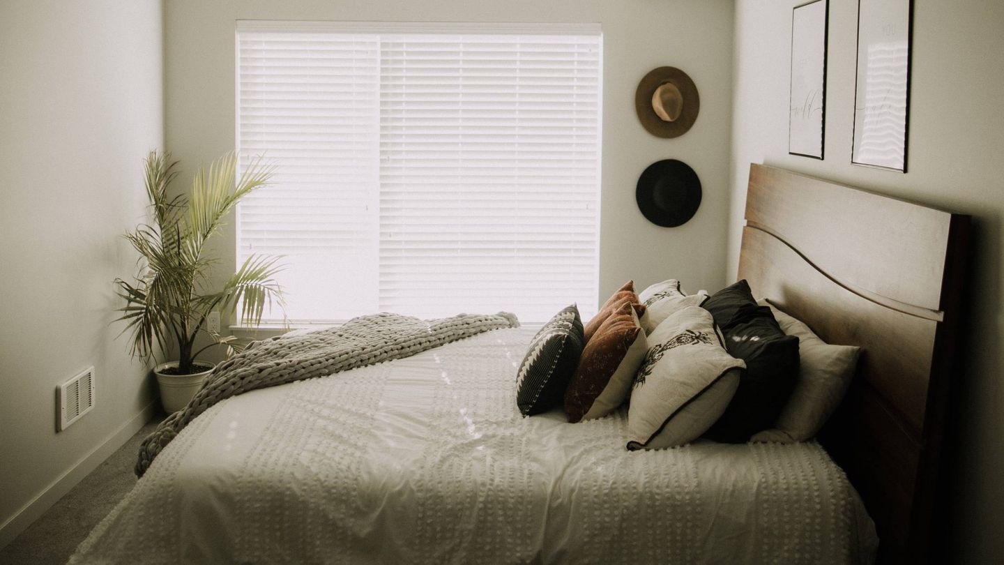Trucos y consejos para aprovechar el espacio de un dormitorio pequeño. (Blake Carpenter para Unsplash)