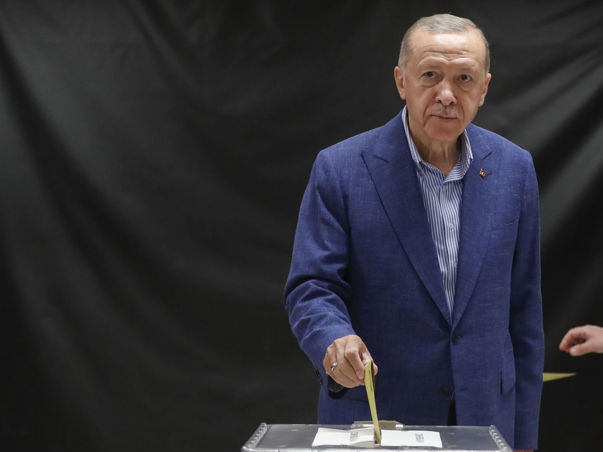 Foto: El presidente de Turquía, Tayyip Erdogan, votando. (EFE/Murad Sezer)