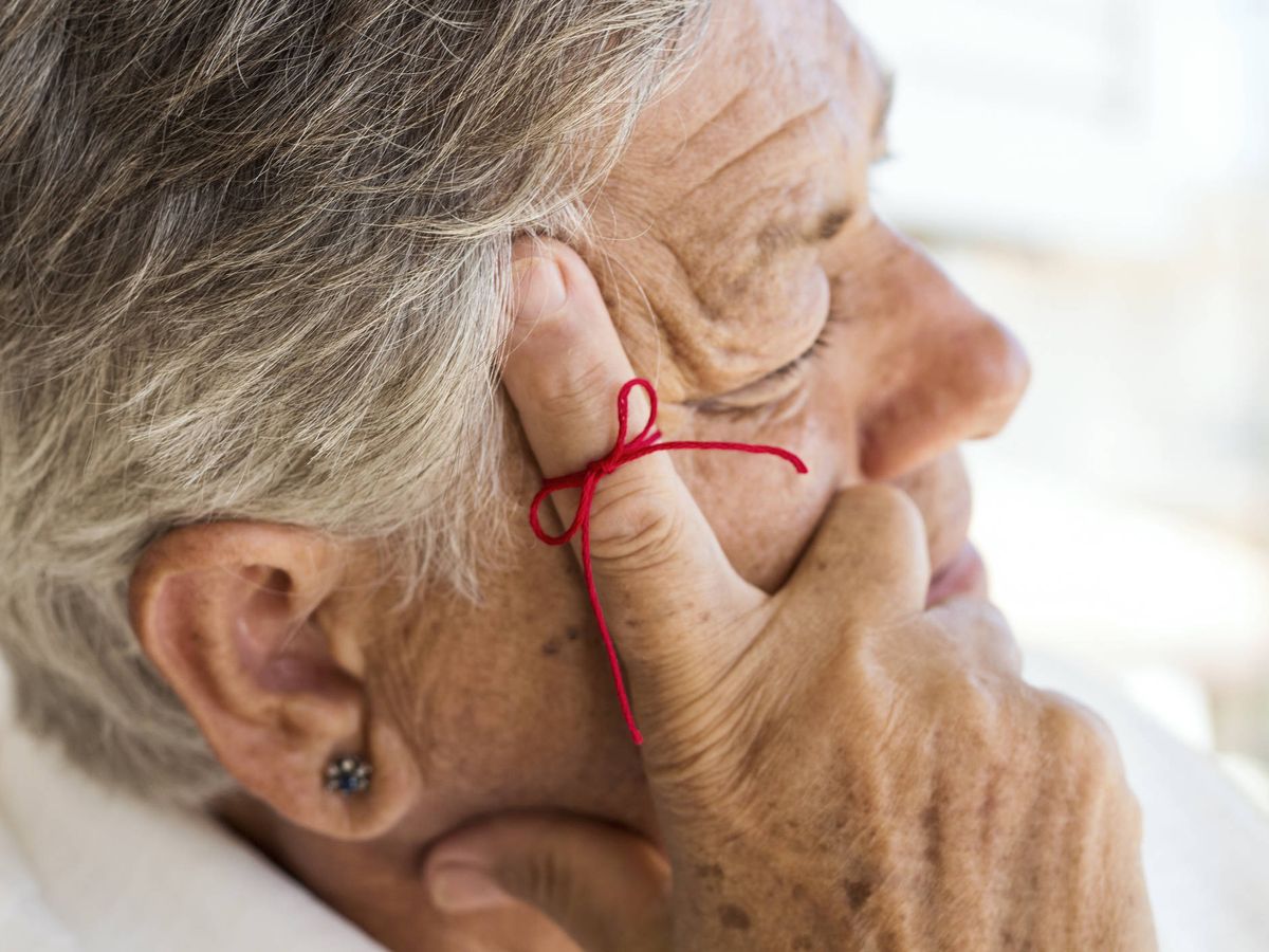 Foto: Una anciana apoya su cabeza sobre el dedo índice. (iStock)