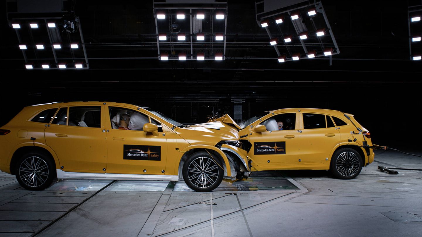 Momento del impacto durante un 'crash test' entre los Mercedes-Benz EQS SUV y EQA.