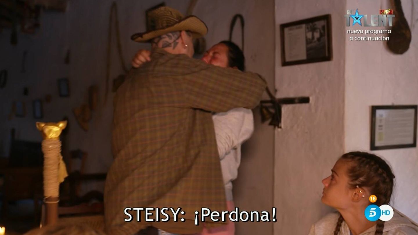 Xavier Font y Steisy, en 'Pesadilla en El Paraíso'. (Mediaset)