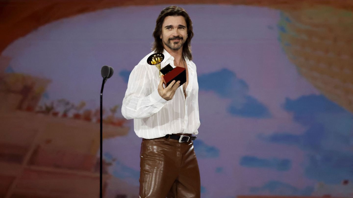 Juanes recibe uno de los galardones. (Reuters/Jon Nazca)