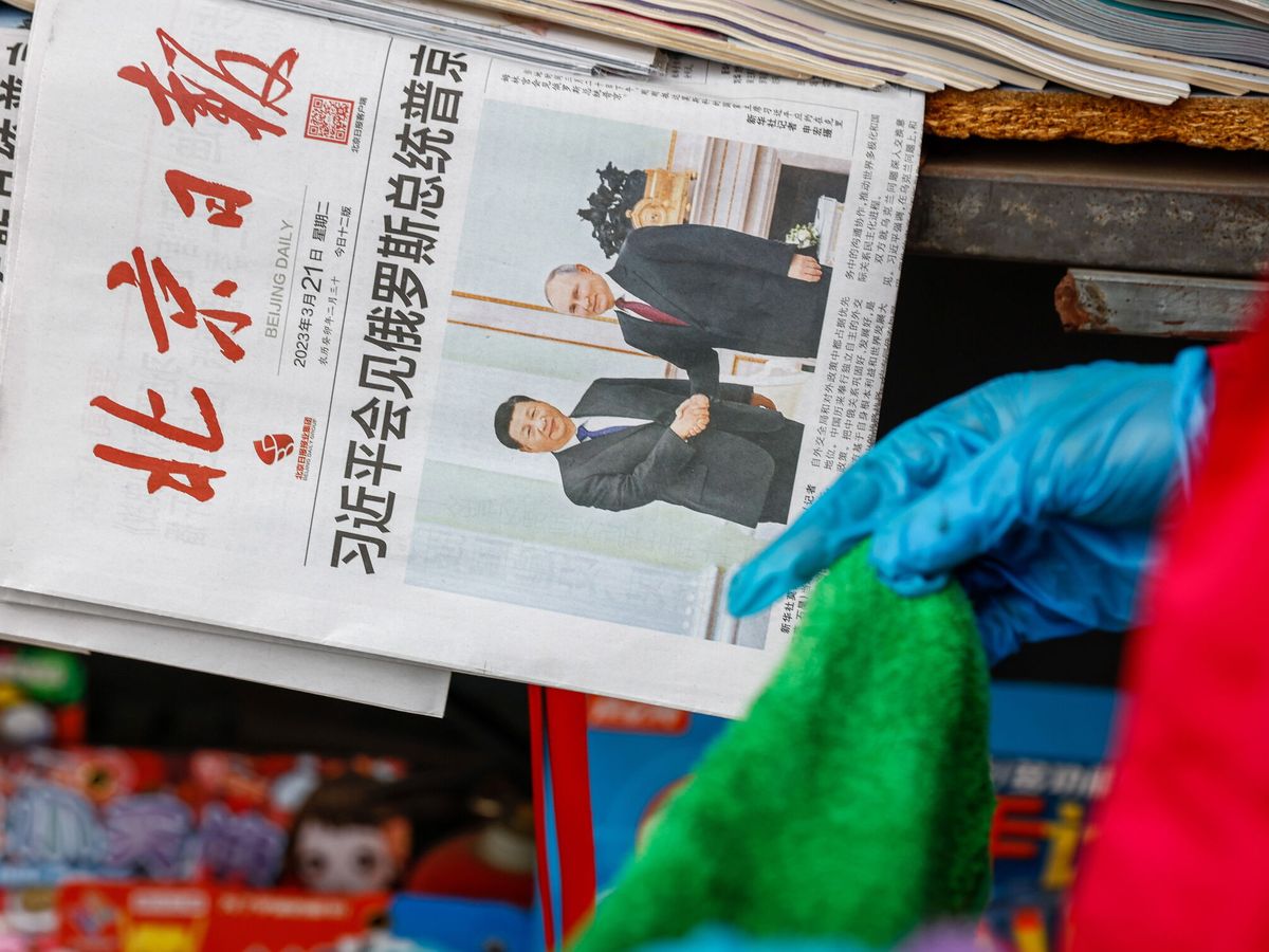 Foto: Un periódico chino muestra la visita de Xi Jinping a Putin. (EFE/Mark R. Cristino)