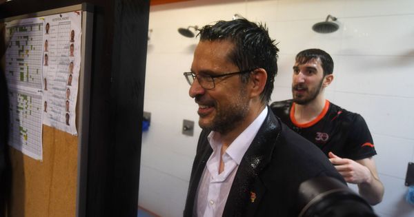 Foto: Pedro Martínez acabó empapado en la celebración de Valencia Basket (ACB Photo)