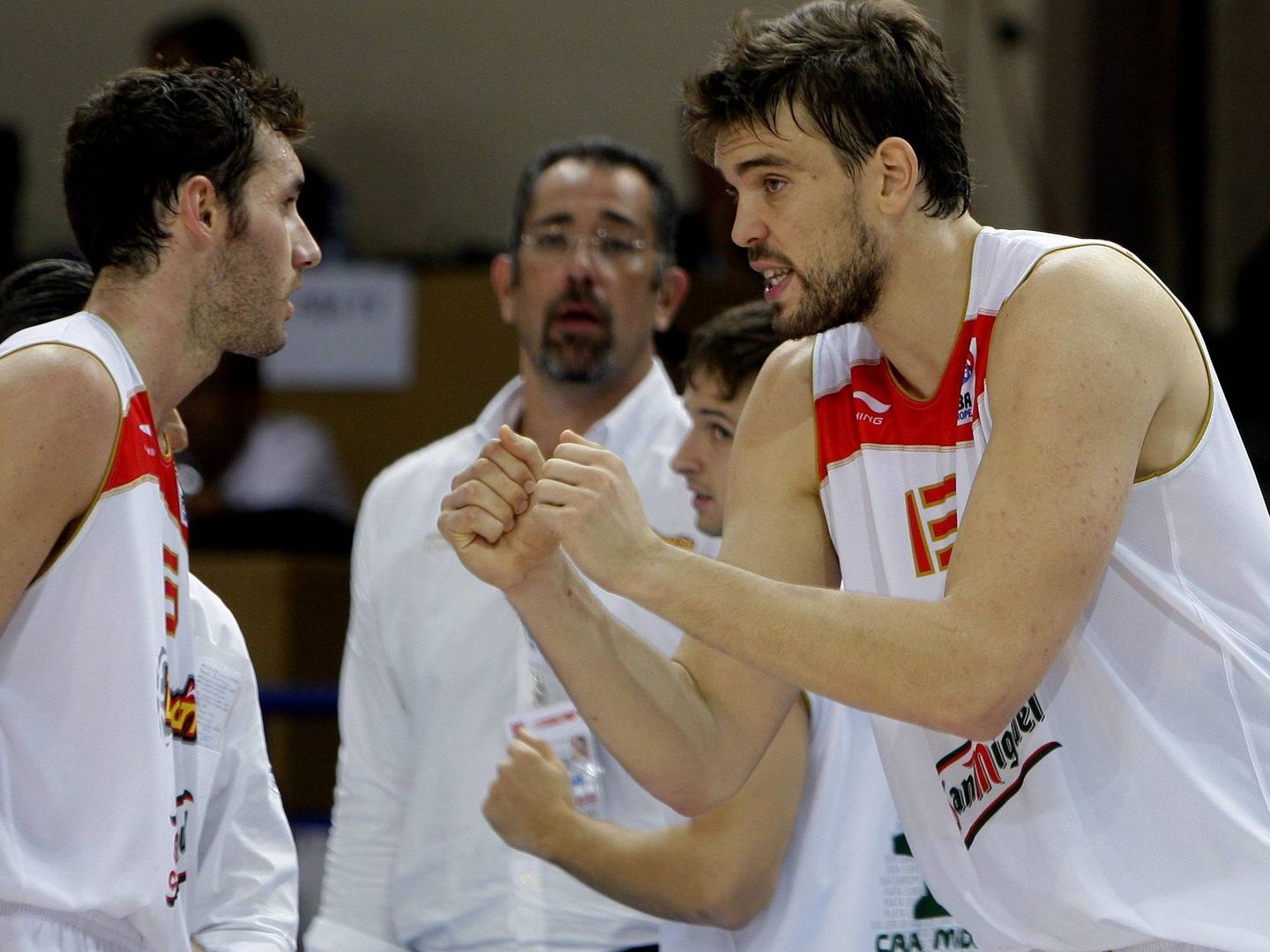 Marc Gasol y Rudy, en el Eurobasket de 2009. (EFE)