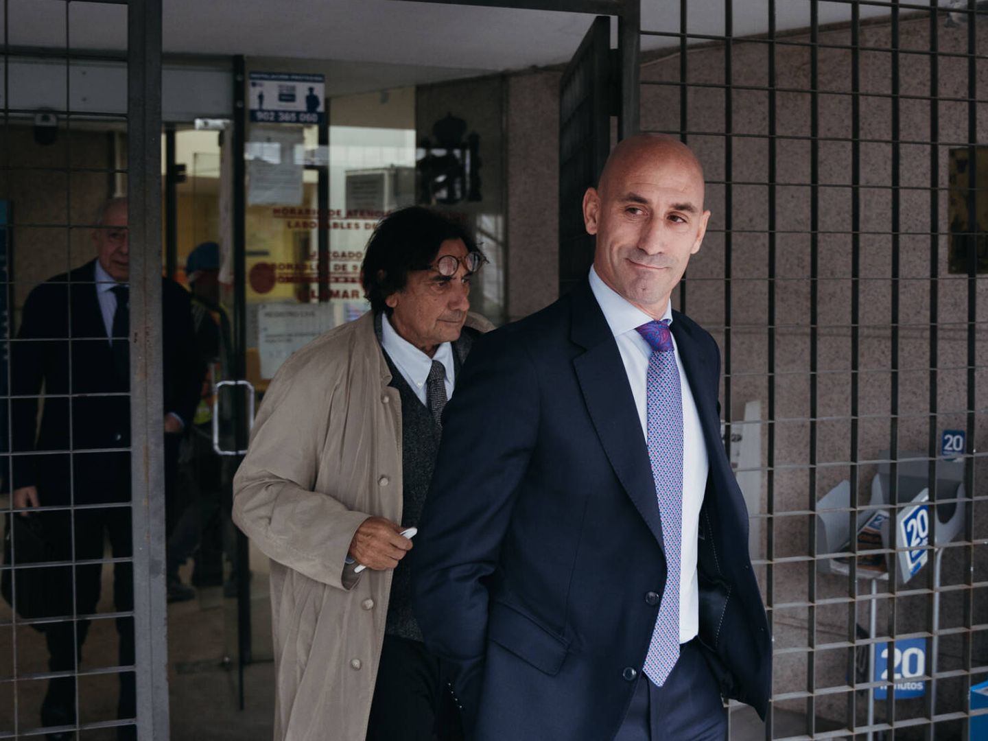 Luis Rubiales, con Caravaca detrás, a la salida de los Juzgados. (EFE/Jon Imanol)