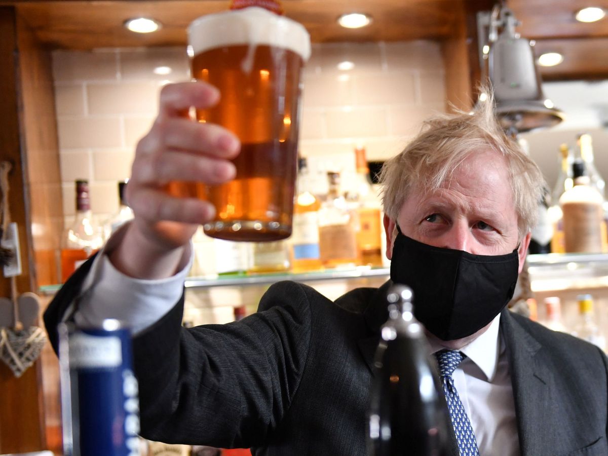 Foto: El primer ministro británico, Boris Johnson, sujeta una pinta de cerveza. (Reuters)