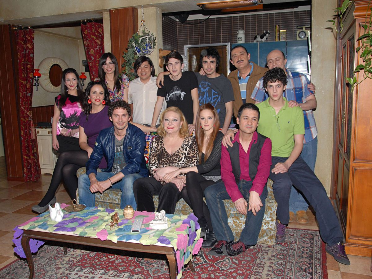 Foto: El elenco de 'Aída', en el set de grabación. (Gtres)