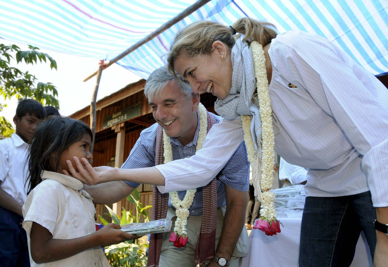 La infanta Cristina, junto al jesuita Kike Figaredo en Camboya. (EFE)