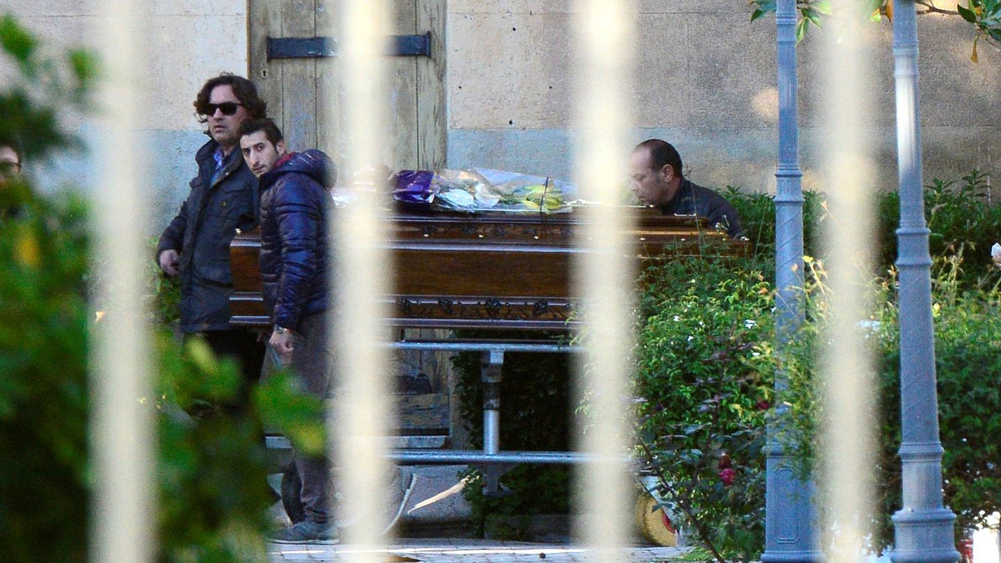 El ataúd con el cadáver de Toto Riina llega al cementerio de Corleone, en Italia. (Reuters)