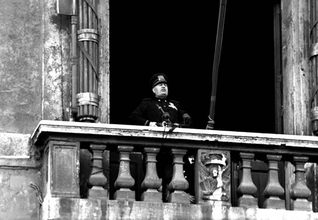 El 10 de junio de 1940 el Duce declaró la guerra a Francia y Gran Bretaña en el proverbial balcón de piazza Venezia
