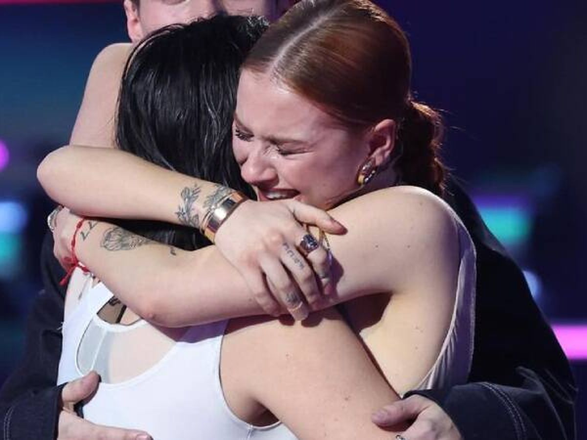 Foto: Chiara y Ruslana abrazándose durante la expulsión en la gala 10. (@OperacionTriunfo)